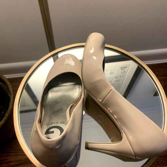 NEUTRAL PATENT LEATHER GUESS HEELS - Picture 3 of 6
